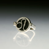 PAOLA-VILAS-ANEL-ZODIACO-PRATA-OURO-LEAO-CORPOS-JOIAS-FEMININAS-PRATA-BANHO-18K-