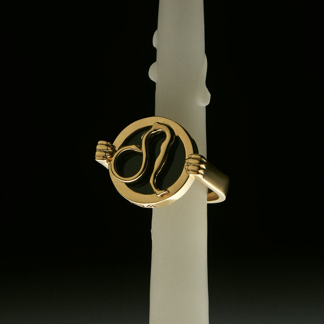 PAOLA-VILAS-ANEL-ZODIACO-PRATA-OURO-LEAO-CORPOS-JOIAS-FEMININAS-PRATA-BANHO-18K-