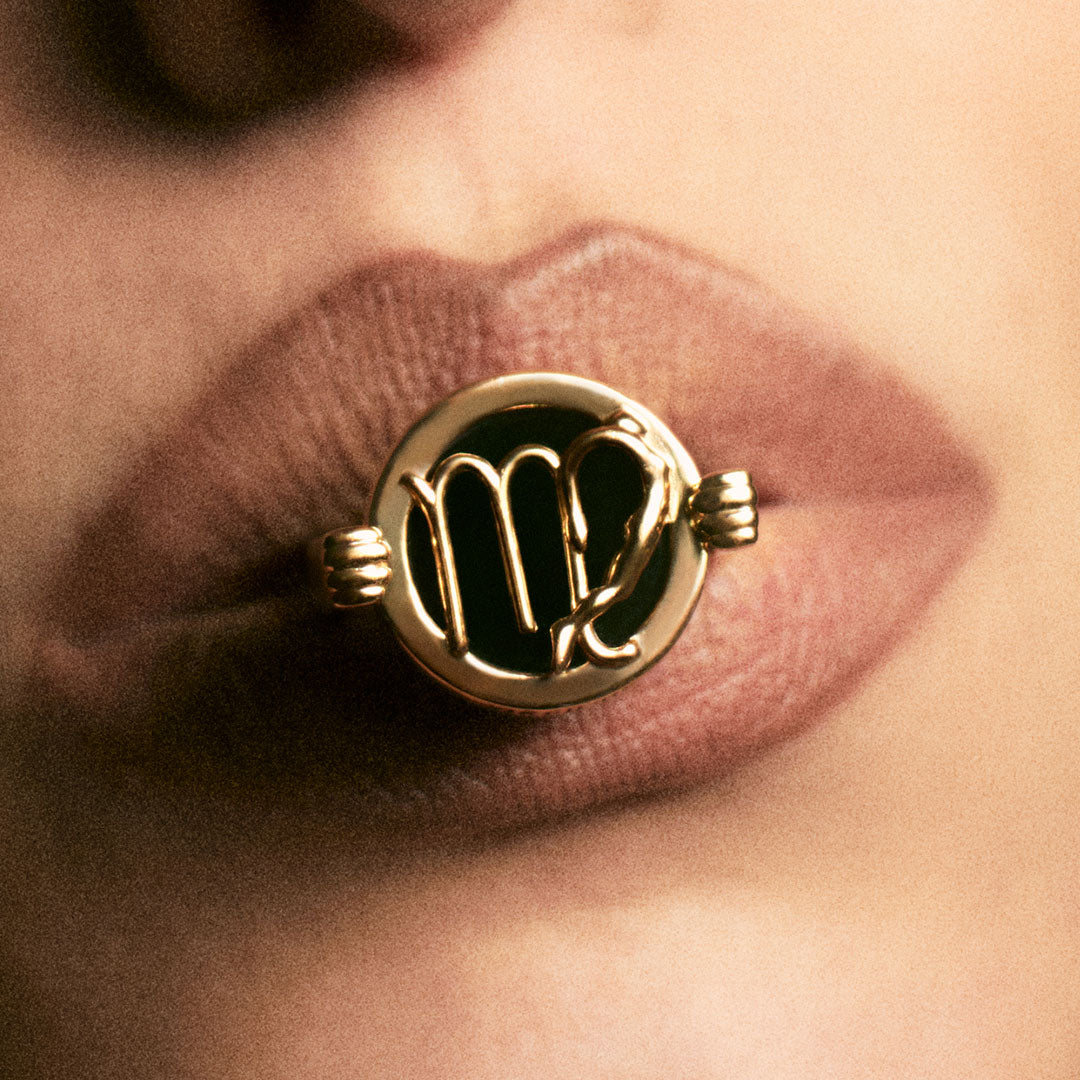 PAOLA-VILAS-ANEL-ZODIACO-PRATA-OURO-VIRGEM-CORPOS-JOIAS-FEMININAS-PRATA-BANHO-18K-