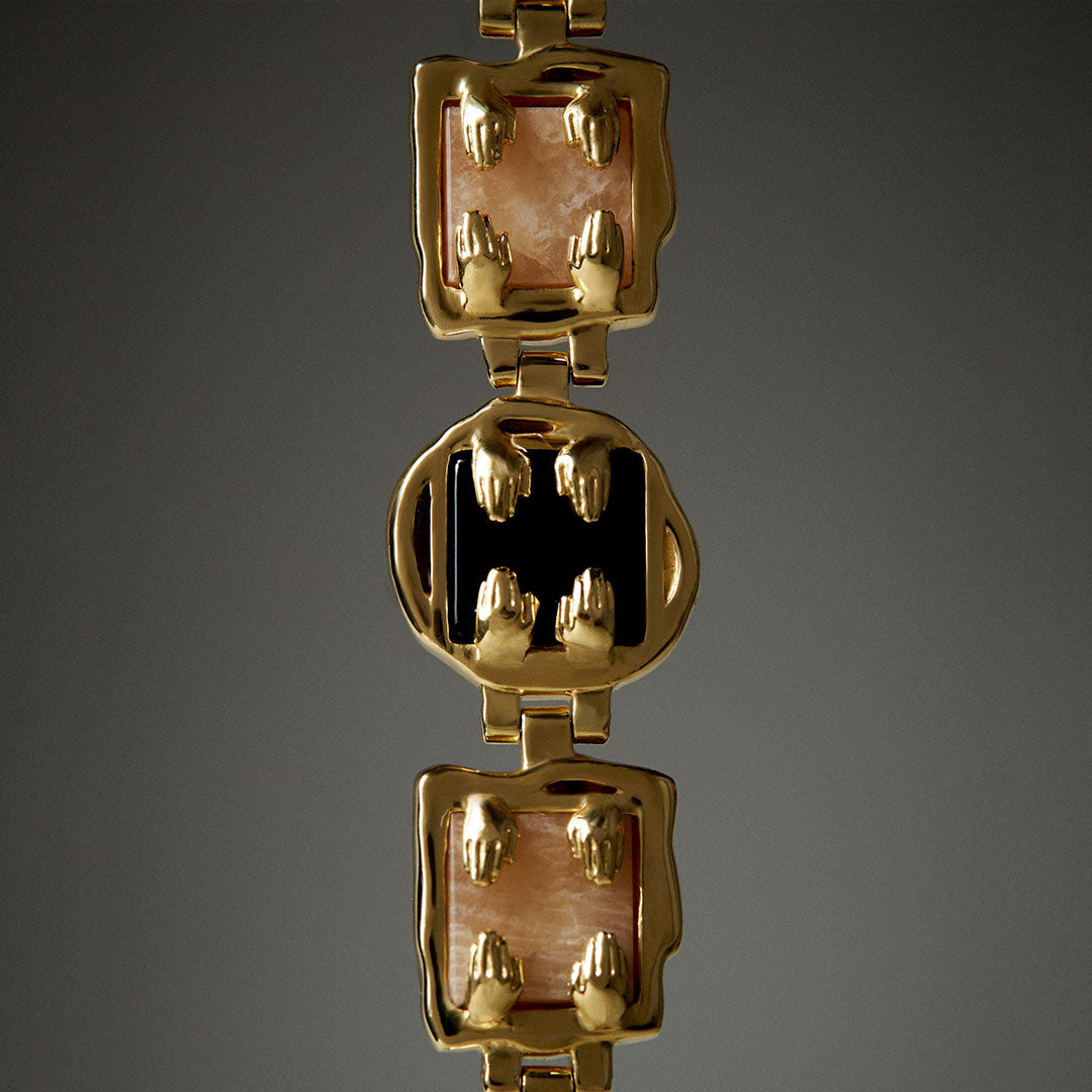 PAOLA-VILAS-BRACELETE-JOIAS-PEDRAS-PRATA-OURO-18K-PRETA-BRANCA-MAOS