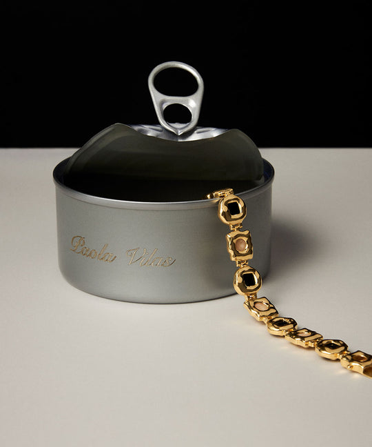 PAOLA-VILAS-BRACELETE-JOIAS-PEDRAS-PRATA-OURO-18K-PRETA-BRANCA-MAOS