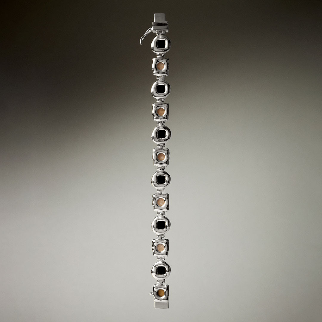 PAOLA-VILAS-BRACELETE-JOIAS-PEDRAS-PRATA-OURO-18K-PRETA-BRANCA-MAOS