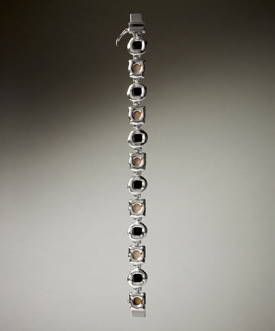PAOLA-VILAS-BRACELETE-JOIAS-PEDRAS-PRATA-OURO-18K-PRETA-BRANCA-MAOS
