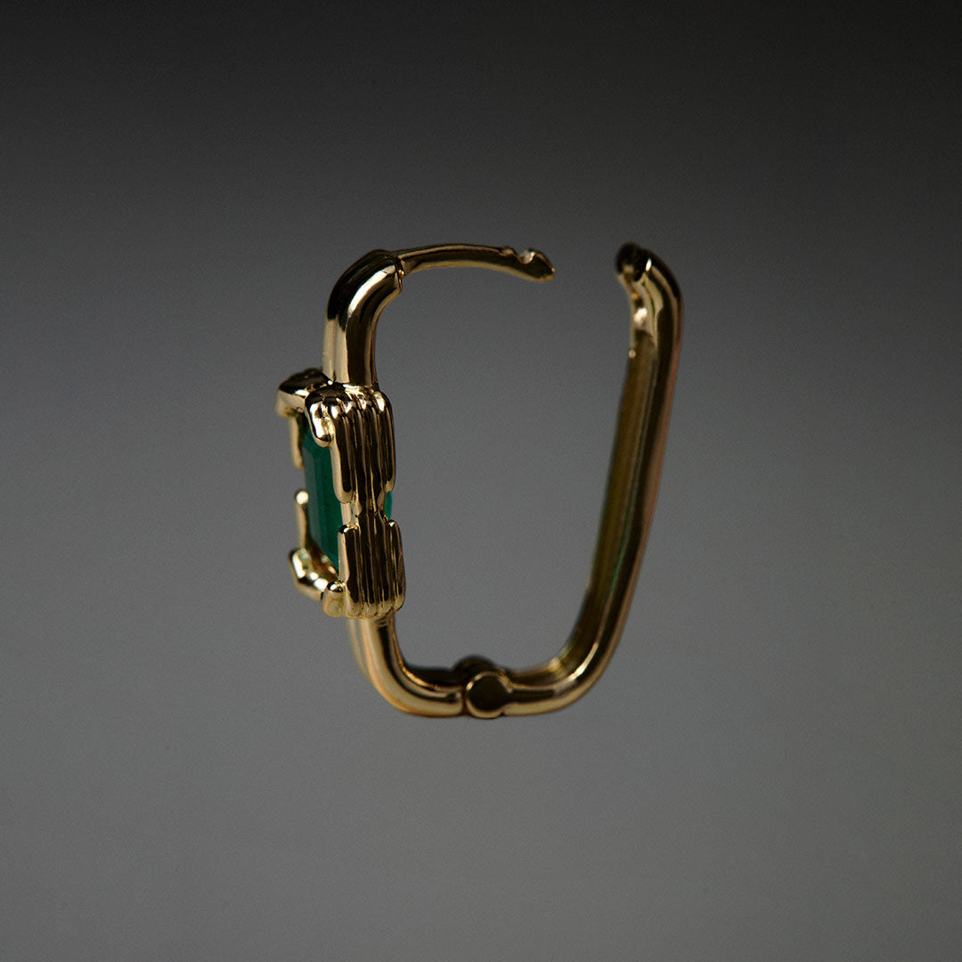 PAOLA-VILAS-BRINCO-ESCULTURA-OURO-JOIAS-18K-ESMERALDA-MAOS-CORPOS-FEMININOS-MULHER