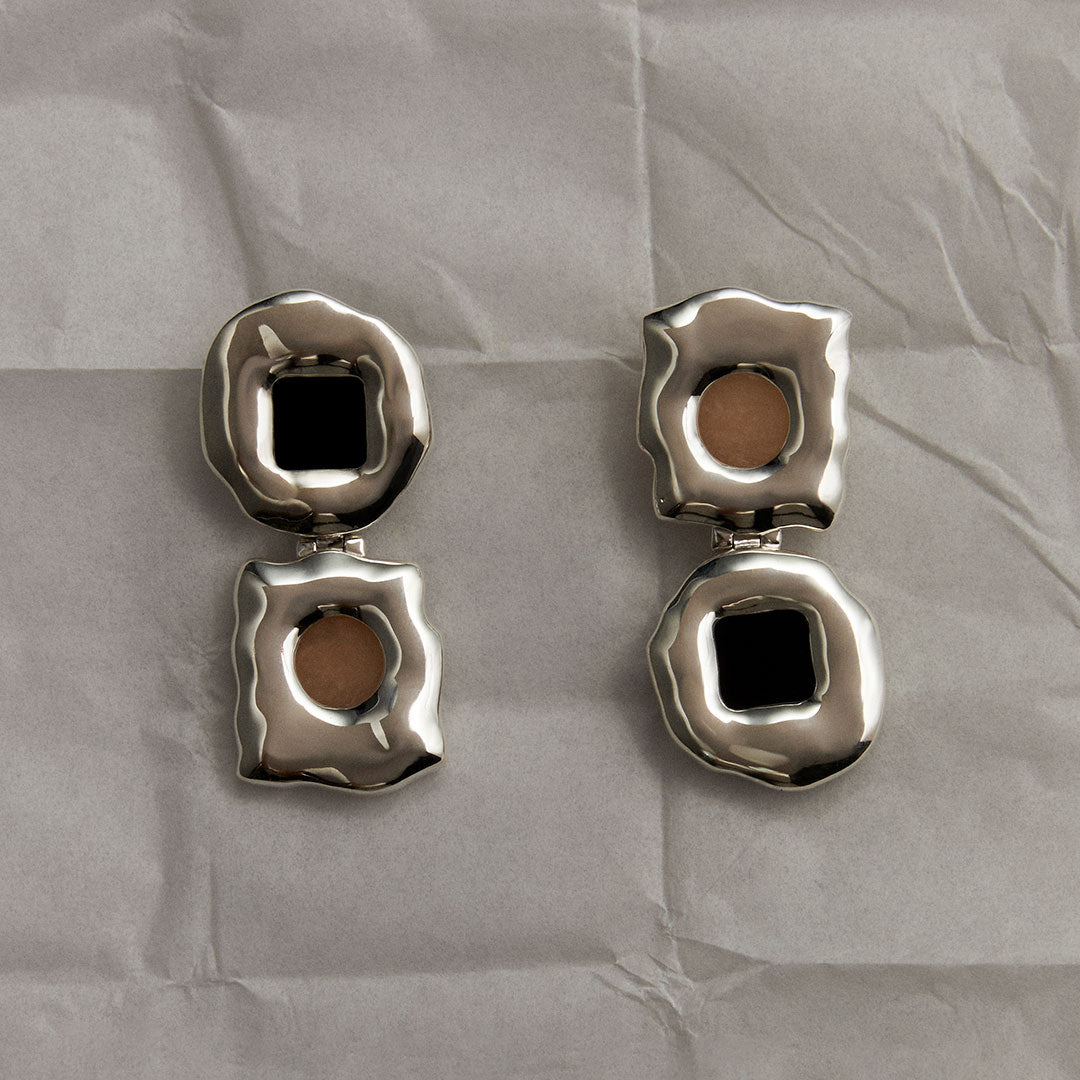 PAOLA-VILAS-BRINCO-JOIAS-CORPOS-FEMININOS-PRATA-BANHO-OURO-18K-PEDRA-NEGRA