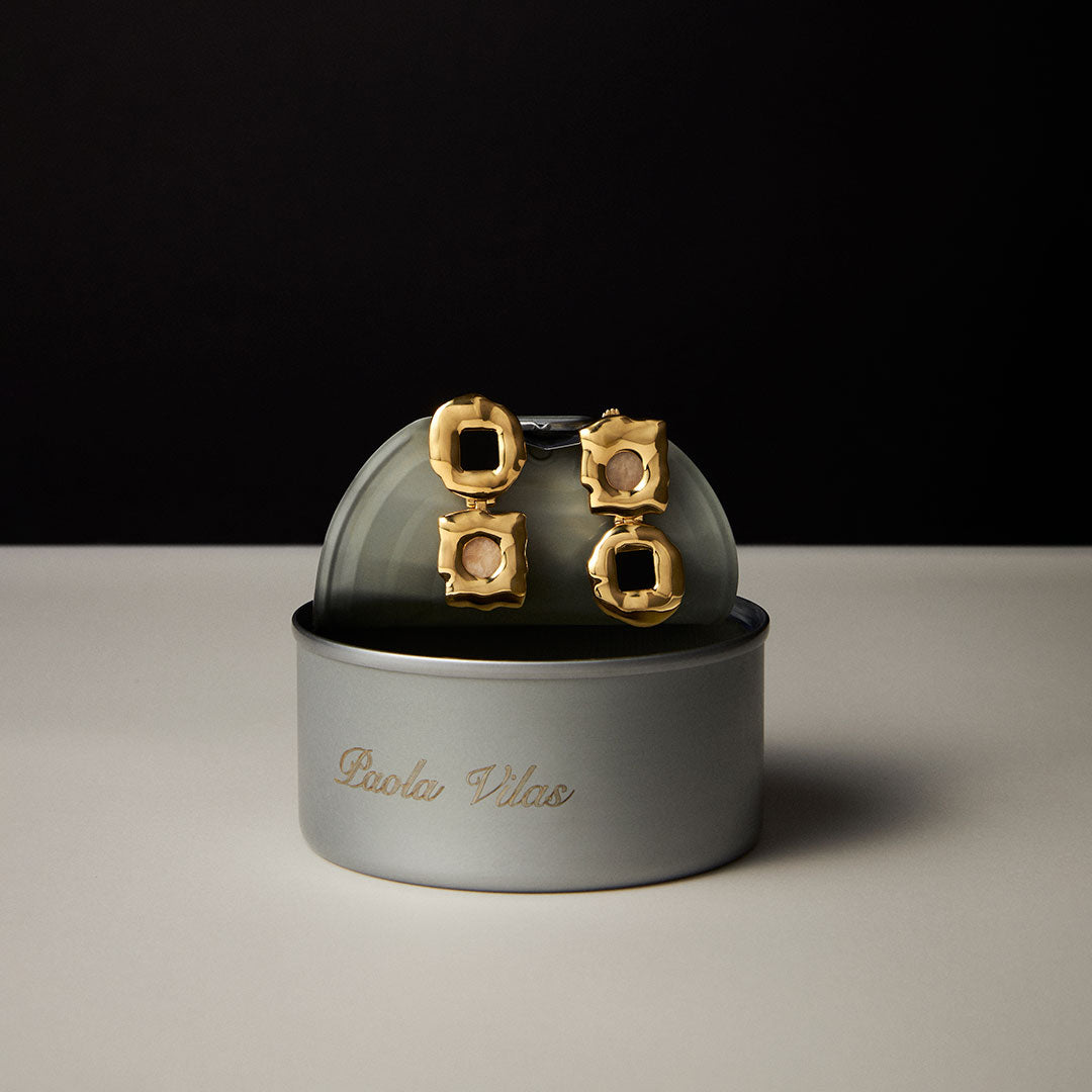 PAOLA-VILAS-BRINCO-JOIAS-CORPOS-FEMININOS-PRATA-BANHO-OURO-18K-PEDRA-PRETA-PEDRA-BRANCA