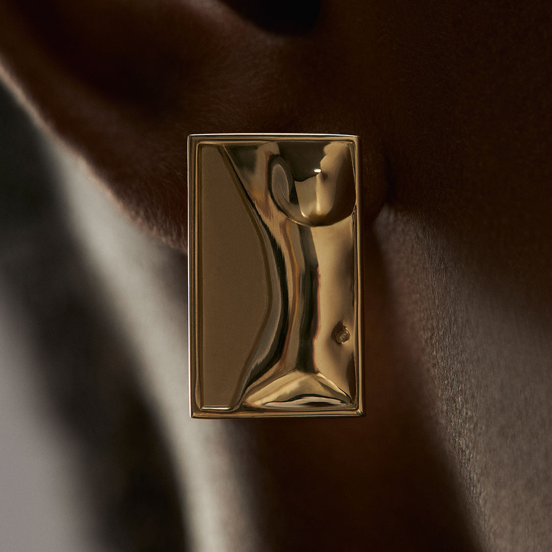 PAOLA-VILAS-BRINCO-LINA-BO-BARDI-OURO-18K-CRISTAL-ESCULTURA-VESTIVEL-BRINCO-CAVALETE-JOIAS-FEMININAS
