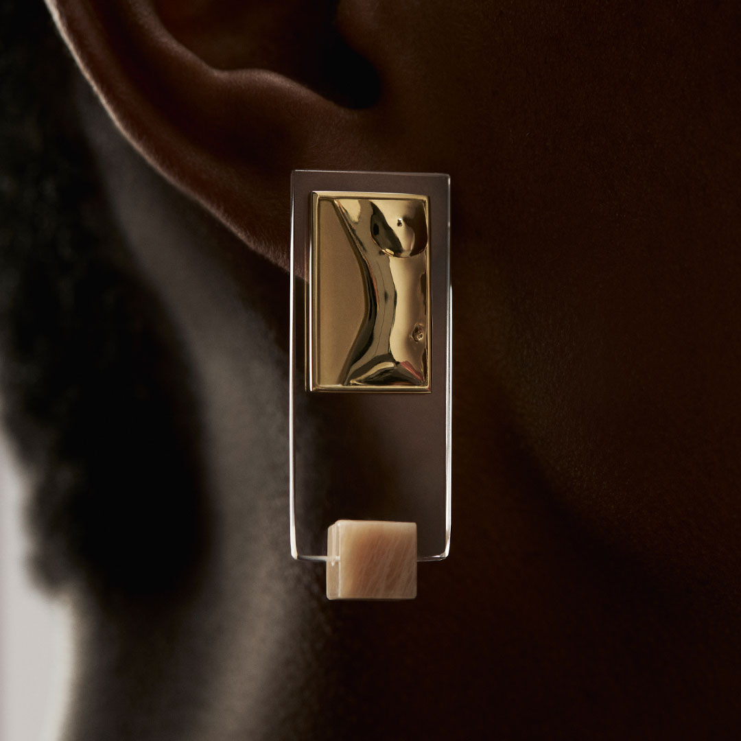 PAOLA-VILAS-BRINCO-LINA-BO-BARDI-OURO-18K-CRISTAL-ESCULTURA-VESTIVEL-CAVALETE