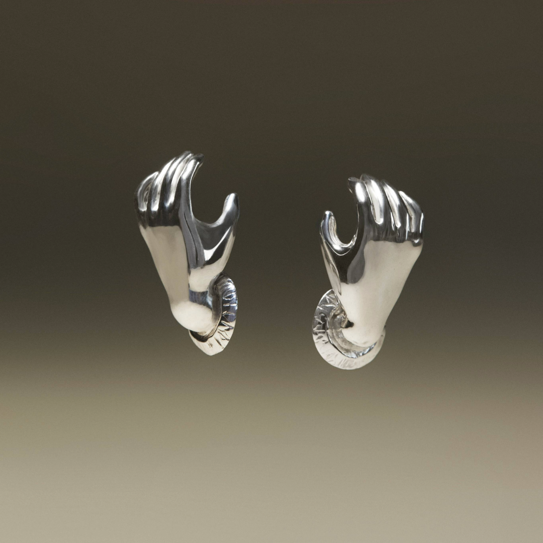 PAOLA-VILAS-BRINCO-LUI-PRATA-925-JOIAS-FEMININAS-MAOS-ESCULTURAS-VESTIVEIS