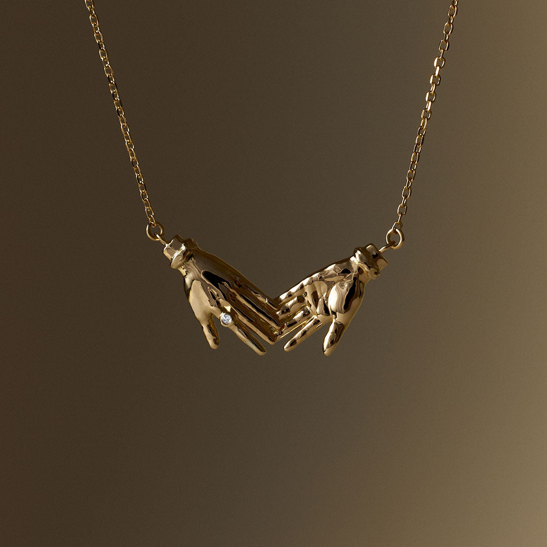 PAOLA-VILAS-COLAR-OURO-18K-DIAMANTE-MAOS-CORPOS-JOIAS-FEMININAS