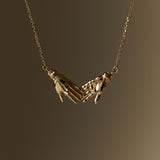 PAOLA-VILAS-COLAR-OURO-18K-DIAMANTE-MAOS-CORPOS-JOIAS-FEMININAS