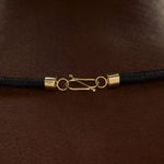 PAOLA-VILAS-CORDAO-FITA-SEDA-COLAR-LINA-BO-BARDI-OURO-18K