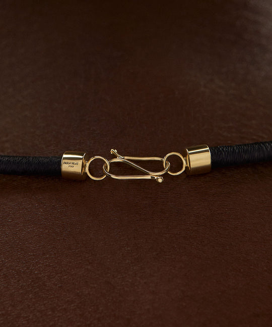PAOLA-VILAS-CORDAO-FITA-SEDA-COLAR-LINA-BO-BARDI-OURO-18K