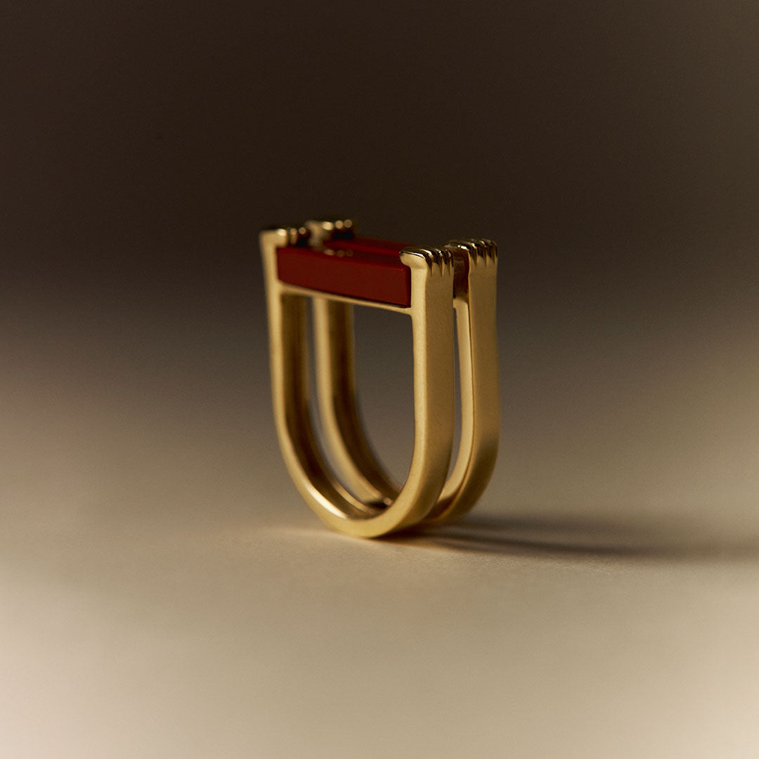 PAOLA-VILAS-JOIAS-OURO-18K-ANEL-MASP-LINA-BO-BARDI-PEDRA-VERMELHA-MAOS-CORPOS-FEMININOS-ESCULTURA-VESTIVEL