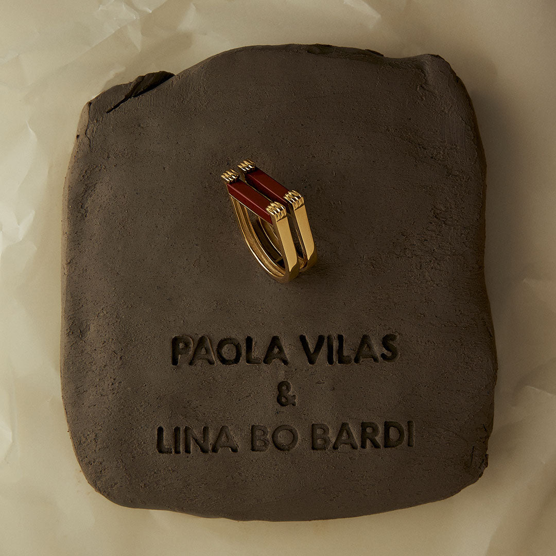 PAOLA-VILAS-JOIAS-OURO-18K-ANEL-MASP-LINA-BO-PEDRA-VERMELHA-MAOS-CORPOS-FEMININOS-ESCULTURA-VESTIVEL