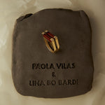 PAOLA-VILAS-JOIAS-OURO-18K-ANEL-MASP-LINA-BO-PEDRA-VERMELHA-MAOS-CORPOS-FEMININOS-ESCULTURA-VESTIVEL