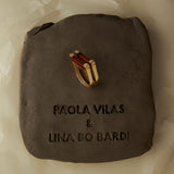 PAOLA-VILAS-JOIAS-OURO-18K-ANEL-MASP-LINA-BO-PEDRA-VERMELHA-MAOS-CORPOS-FEMININOS-ESCULTURA-VESTIVEL