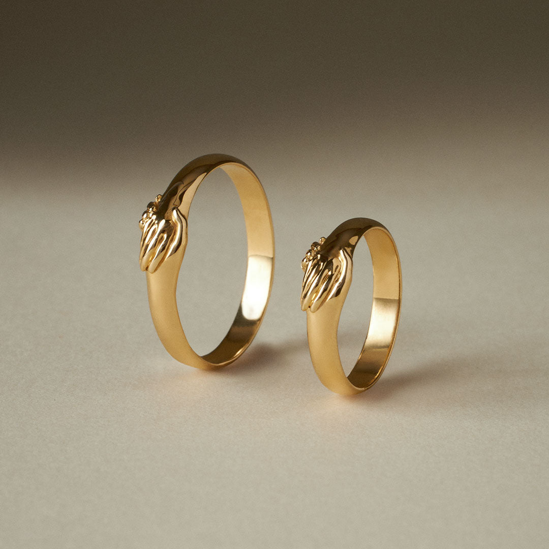 PAOLA-VILAS-OURO-18K-ALIANÇAS-ANEIS-CASAMENTO-NOIVADO-MÃOS-ENCONTRO-ELO