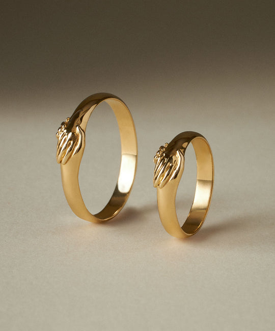 PAOLA-VILAS-OURO-18K-ALIANÇAS-ANEIS-CASAMENTO-NOIVADO-MÃOS-ENCONTRO-ELO