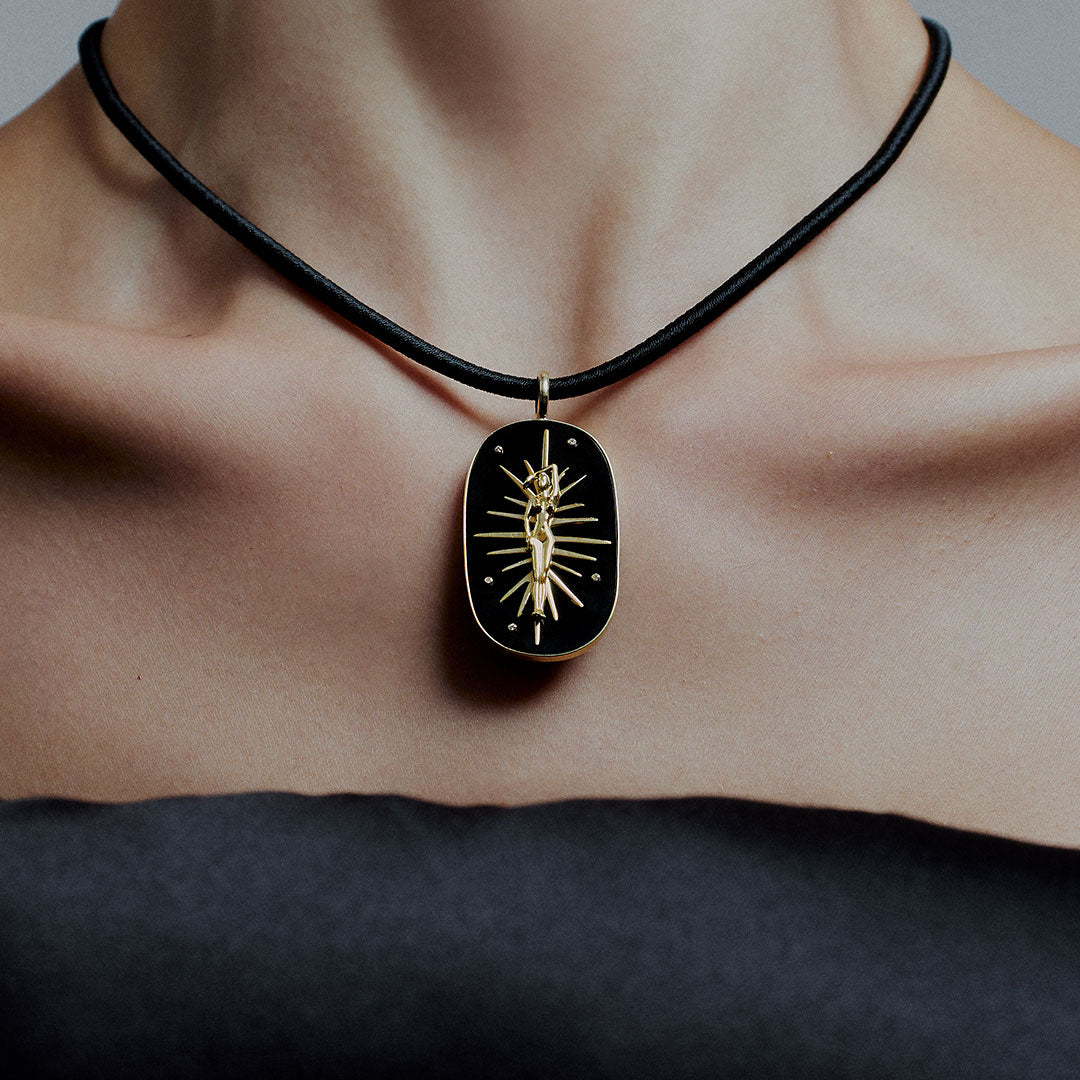 PAOLA-VILAS-PENDENTE-JOIA-CORPOS-FEMININOS-OURO-18K-DIAMANTE-ESMERALDA-AGATA-NEGRA
