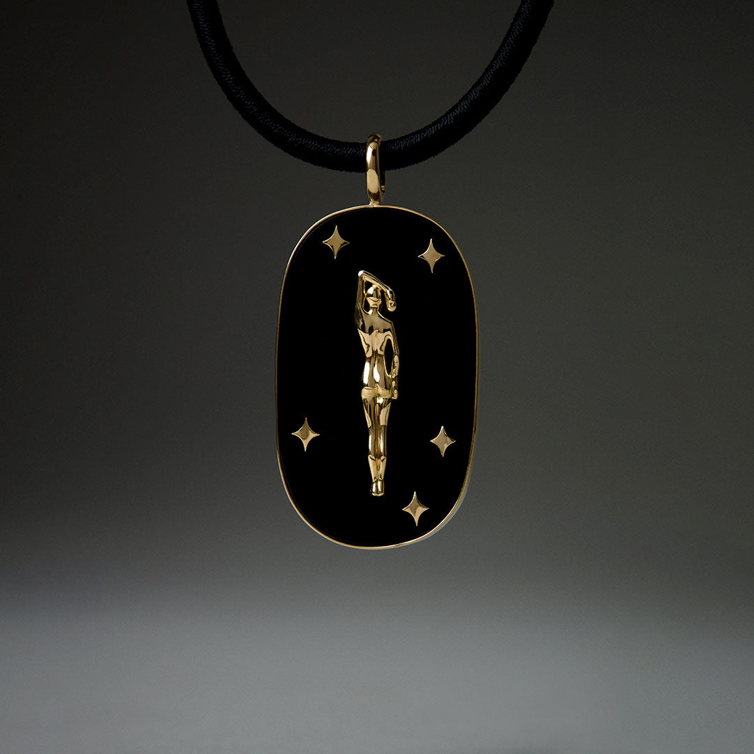 PAOLA-VILAS-PENDENTE-JOIA-CORPOS-FEMININOS-OURO-18K-DIAMANTE-ESMERALDA-AGATA-NEGRA
