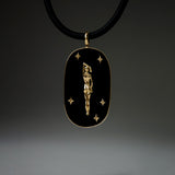 PAOLA-VILAS-PENDENTE-JOIA-CORPOS-FEMININOS-OURO-18K-DIAMANTE-ESMERALDA-AGATA-NEGRA