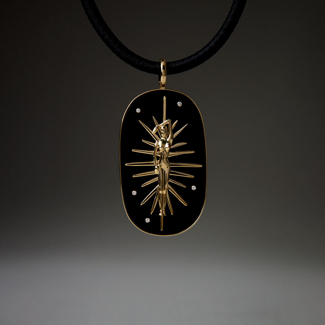 PAOLA-VILAS-PENDENTE-JOIA-CORPOS-FEMININOS-OURO-18K-DIAMANTE-ESMERALDA-AGATA-NEGRA