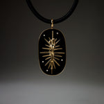 PAOLA-VILAS-PENDENTE-JOIA-CORPOS-FEMININOS-OURO-18K-DIAMANTE-ESMERALDA-AGATA-NEGRA
