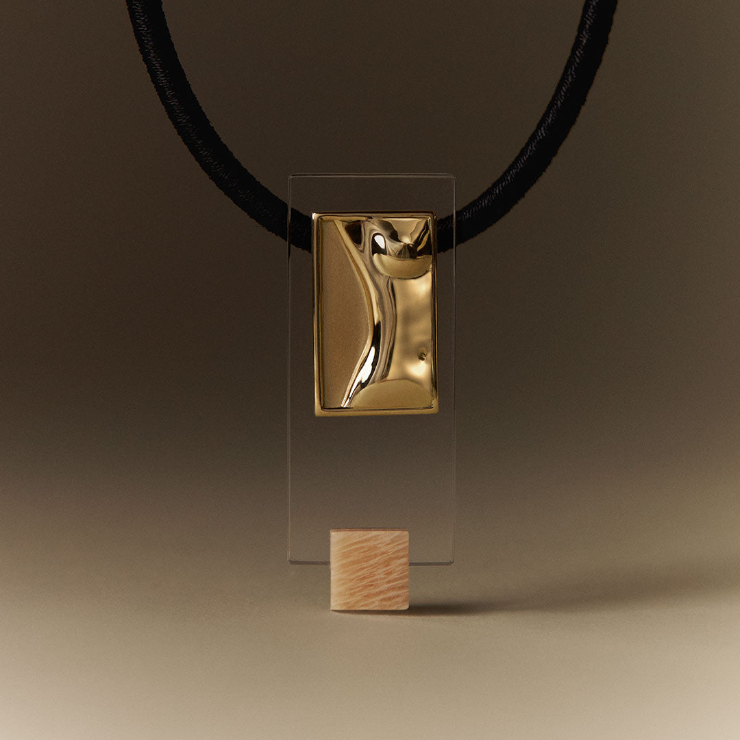 PAOLA-VILAS-PENDENTE-JOIAS-CORPO-MULHER-OURO18K_PENDENTE-CAVALETE-LINA-BO-BARDI-ARQUITETURA-CRISTAL- ESCULTURA-VESTÍVEL