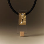PAOLA-VILAS-PENDENTE-JOIAS-CORPO-MULHER-OURO18K_PENDENTE-CAVALETE-LINA-BO-BARDI-ARQUITETURA-CRISTAL- ESCULTURA-VESTÍVEL