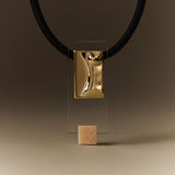 PAOLA-VILAS-PENDENTE-JOIAS-CORPO-MULHER-OURO18K_PENDENTE-CAVALETE-LINA-BO-BARDI-ARQUITETURA-CRISTAL- ESCULTURA-VESTÍVEL