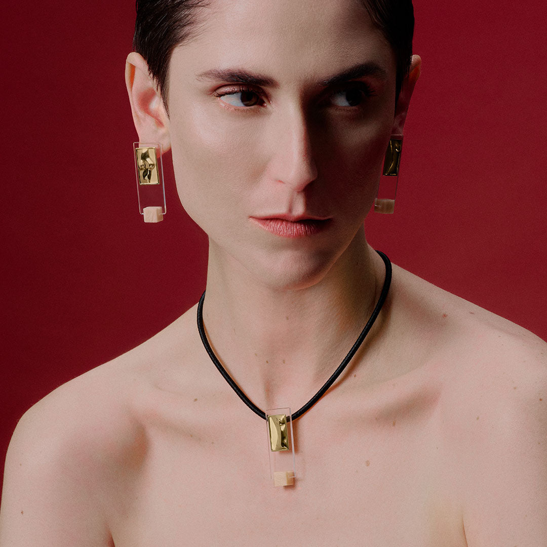 PAOLA-VILAS-PENDENTE-JOIAS-CORPO-MULHER-OURO18K_PENDENTE-CAVALETE-LINA-BO-BARDI-ARQUITETURA-CRISTAL- ESCULTURA-VESTÍVEL
