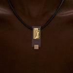 PAOLA-VILAS-PENDENTE-JOIAS-CORPO-MULHER-OURO18K_PENDENTE-CAVALETE-LINA-BO-BARDI-ARQUITETURA-CRISTAL- ESCULTURA-VESTÍVEL