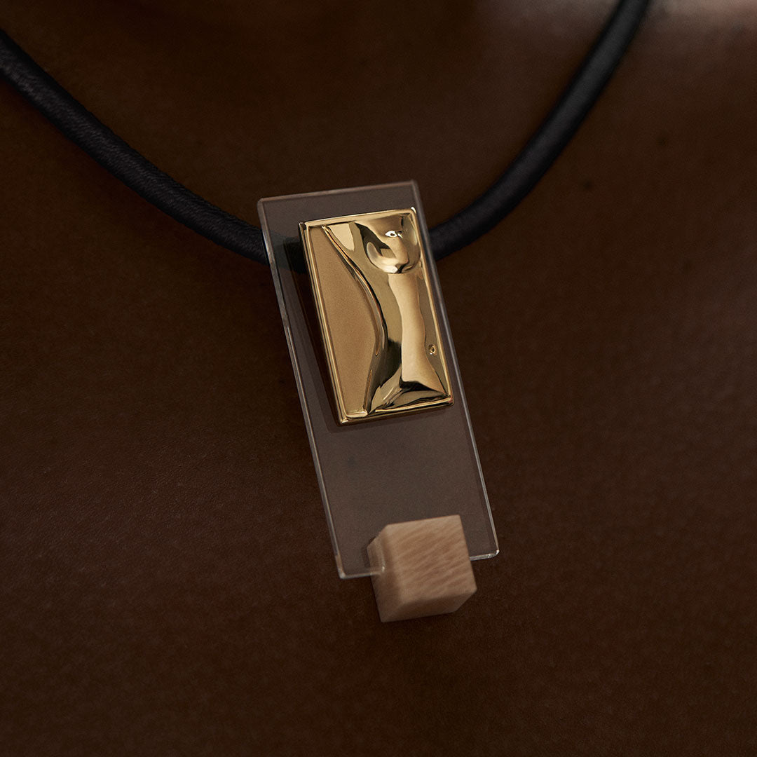 PAOLA-VILAS-PENDENTE-JOIAS-CORPO-MULHER-OURO18K_PENDENTE-CAVALETE-LINA-BO-BARDI-ARQUITETURA-CRISTAL- ESCULTURA-VESTÍVEL