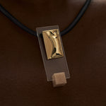 PAOLA-VILAS-PENDENTE-JOIAS-CORPO-MULHER-OURO18K_PENDENTE-CAVALETE-LINA-BO-BARDI-ARQUITETURA-CRISTAL- ESCULTURA-VESTÍVEL