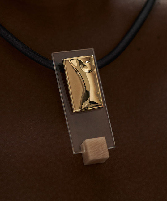 PAOLA-VILAS-PENDENTE-JOIAS-CORPO-MULHER-OURO18K_PENDENTE-CAVALETE-LINA-BO-BARDI-ARQUITETURA-CRISTAL- ESCULTURA-VESTÍVEL