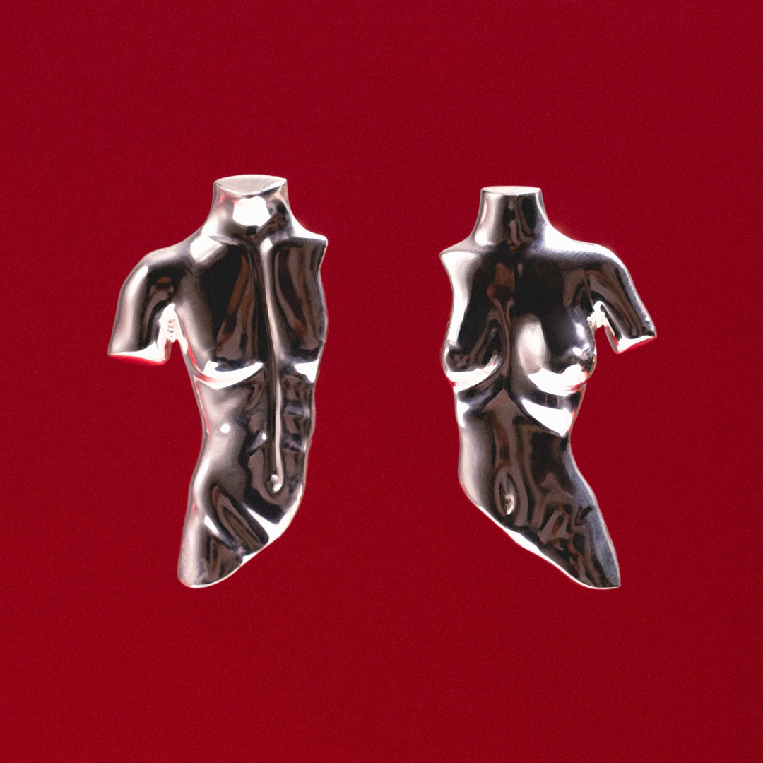 A Joia Paola Vilas Brinco Lynch é uma escultura vestível com formato neo-surrealista de corpo feminino e masculino feita em prata 925. Um convite ao universo dos sonhos e propõe novas realidades.