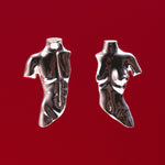 A Joia Paola Vilas Brinco Lynch é uma escultura vestível com formato neo-surrealista de corpo feminino e masculino feita em prata 925. Um convite ao universo dos sonhos e propõe novas realidades.