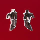 A Joia Paola Vilas Brinco Lynch é uma escultura vestível com formato neo-surrealista de corpo feminino e masculino feita em prata 925. Um convite ao universo dos sonhos e propõe novas realidades.