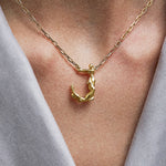 PAOLA_VILAS_COLAR_ALFABETO_CORPOS_FEMININOS_DOURADO_LETRAJ