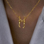 PAOLA_VILAS_COLAR_ALFABETO_CORPOS_FEMININOS_DOURADO_LETRAM