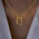 PAOLA_VILAS_COLAR_ALFABETO_CORPOS_FEMININOS_DOURADO_LETRAM