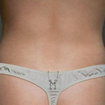 PAOLA_VILAS_COLAR_ALFABETO_CORPOS_FEMININOS_DOURADO_LETRAM