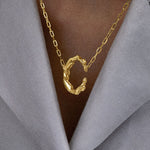 PAOLA_VILAS_COLAR_ALFABETO_CORPOS_FEMININOS_DOURADO_LETRAC