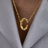 PAOLA_VILAS_COLAR_ALFABETO_CORPOS_FEMININOS_DOURADO_LETRAC