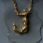 PAOLA_VILAS_COLAR_ALFABETO_CORPOS_FEMININOS_DOURADO_LETRAJ