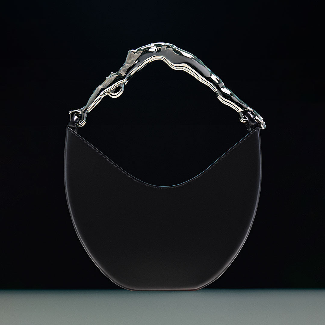 Paola-Vilas-bolsa-escultura-vestível-corpo-mulher-joias-preta-com-couro