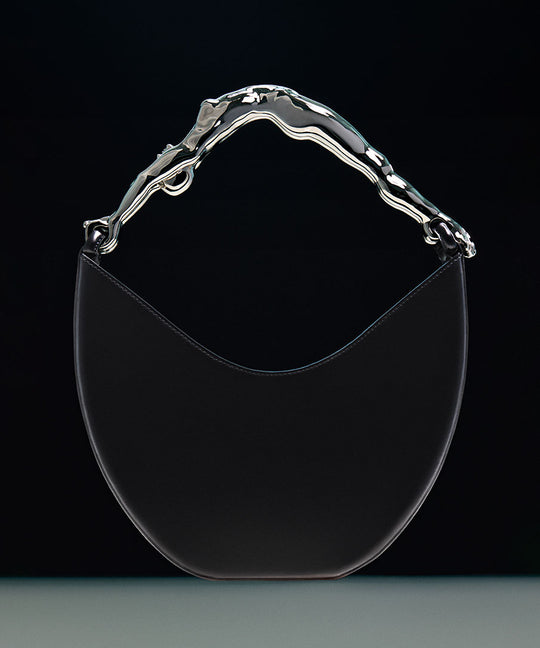 Paola-Vilas-bolsa-escultura-vestível-corpo-mulher-joias-preta-com-couro