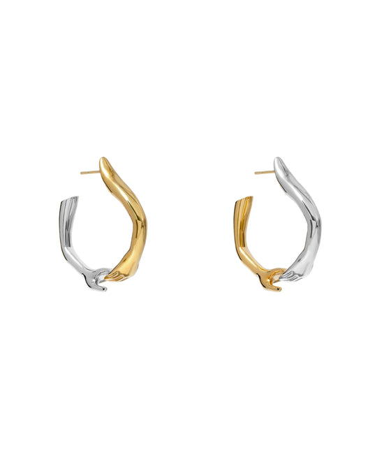 Paola Vilas Brinco Argola Lui escultura vestível em que duas mãos se unem disponível em prata 925 ou prata 925 com banho de Ouro 18k. 