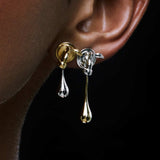 Paola Vilas O Brinco Mate Leoa faz uma releitura surrealista e feminina do Mate Leão, bebida simbólica das praias cariocas. As torneiras são recriadas trazendo padrões de curvas e abridores em formato de mãos. Gotas pingam se tornando seios. Joias Femininas 